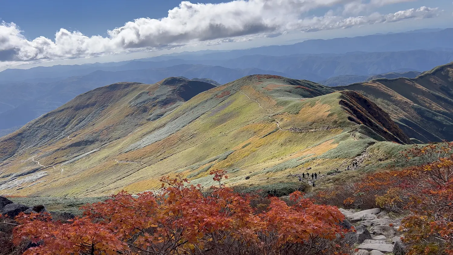 秋の月山