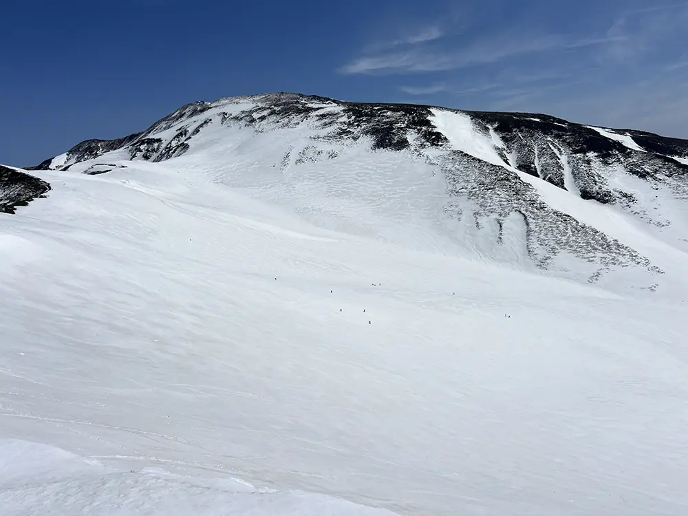 春の月山