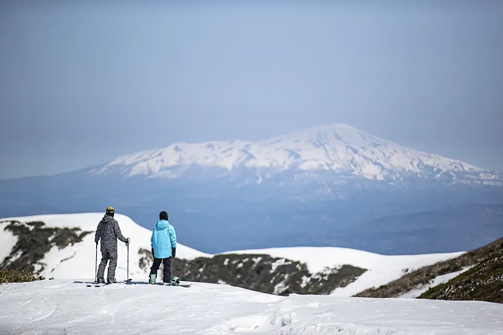 春の月山
